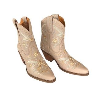 DINGO Primrose floral print size 7 booties basically brand new condition